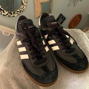 Adidas samba indoor soccer shoe. Classics